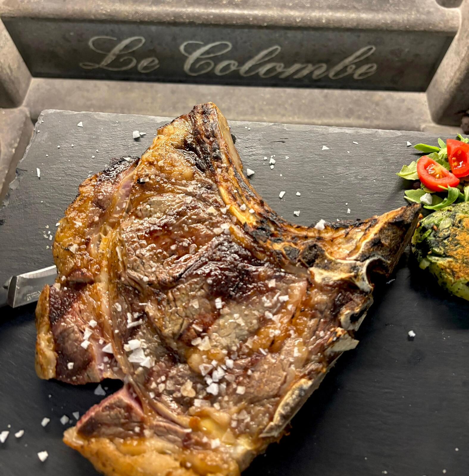 Costata alla brace su tagliere — Le Colombe Da Tiziano