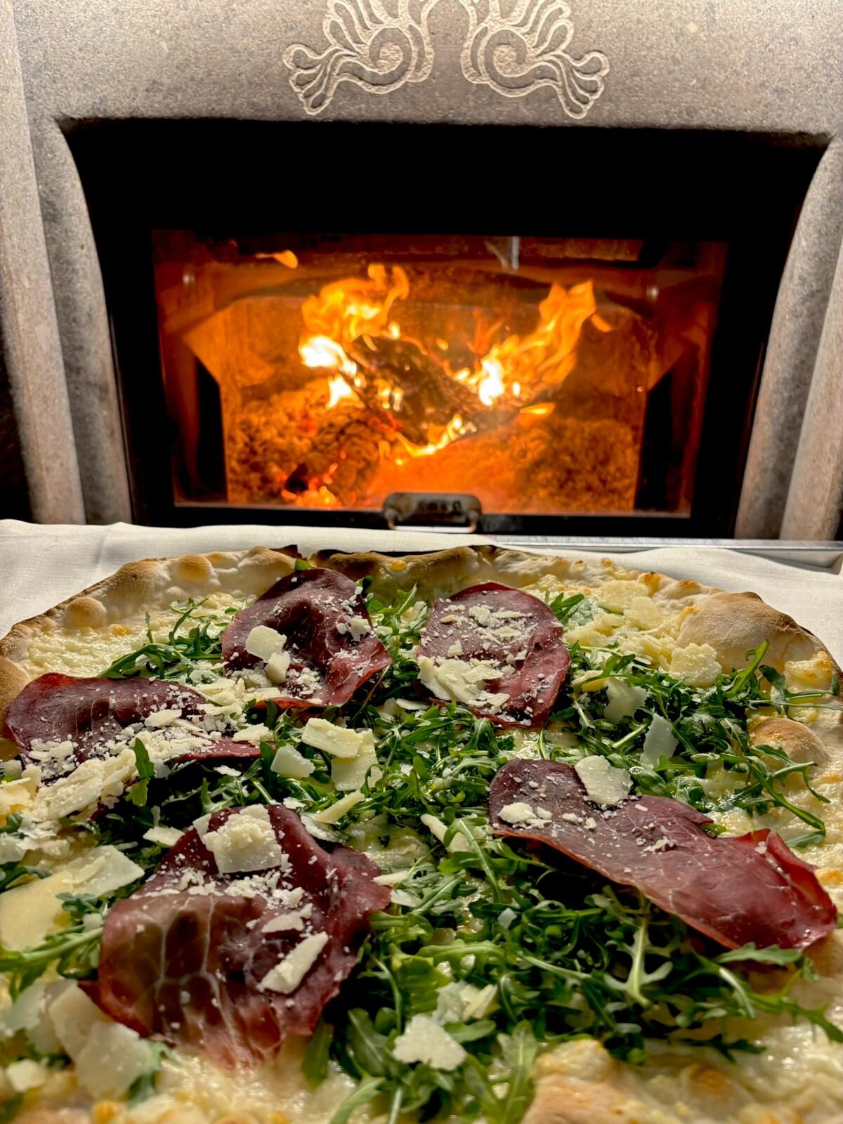 Pizza bresaola, rucola e grana al forno a legna — Le Colombe Da Tiziano