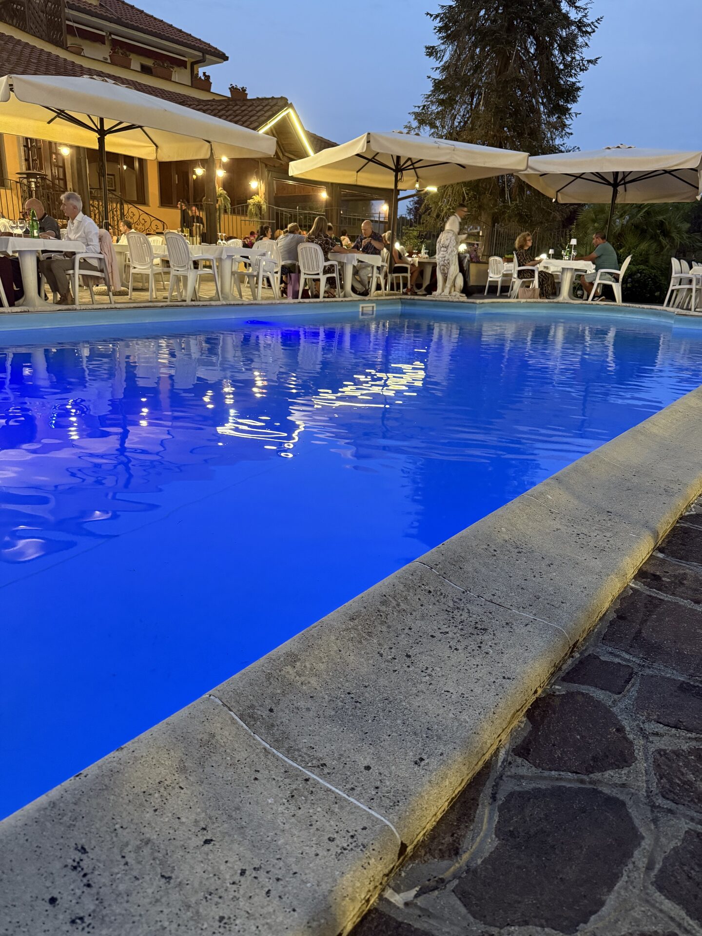 Tavoli a bordo piscina la sera — Le Colombe Da Tiziano