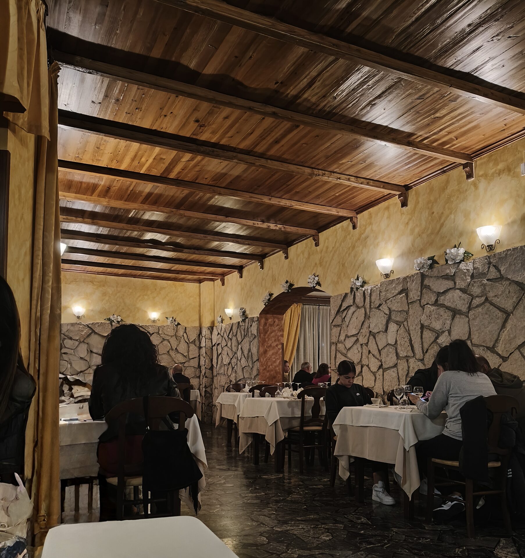 La sala interna con il soffitto in legno